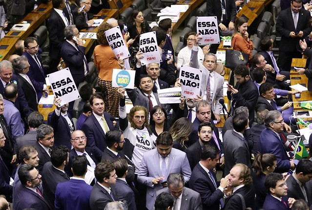 Aprueban reforma pensional en Brasil