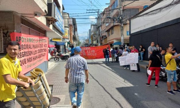 Obreros y obreras protestan por abuso laboral de varias empresas