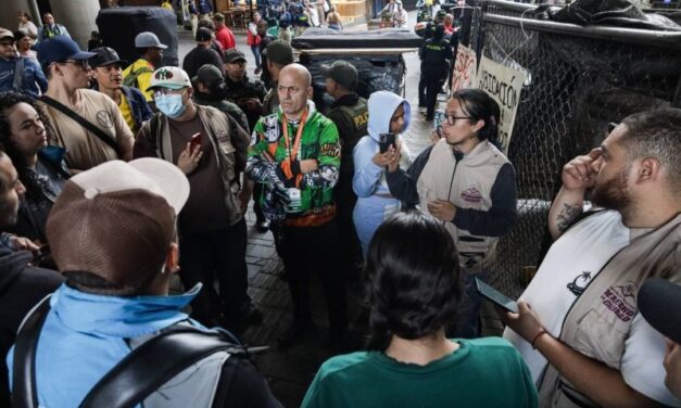 Tras desalojo, familias de trabajadores informales instalan refugio humanitario en el centro de Medellín